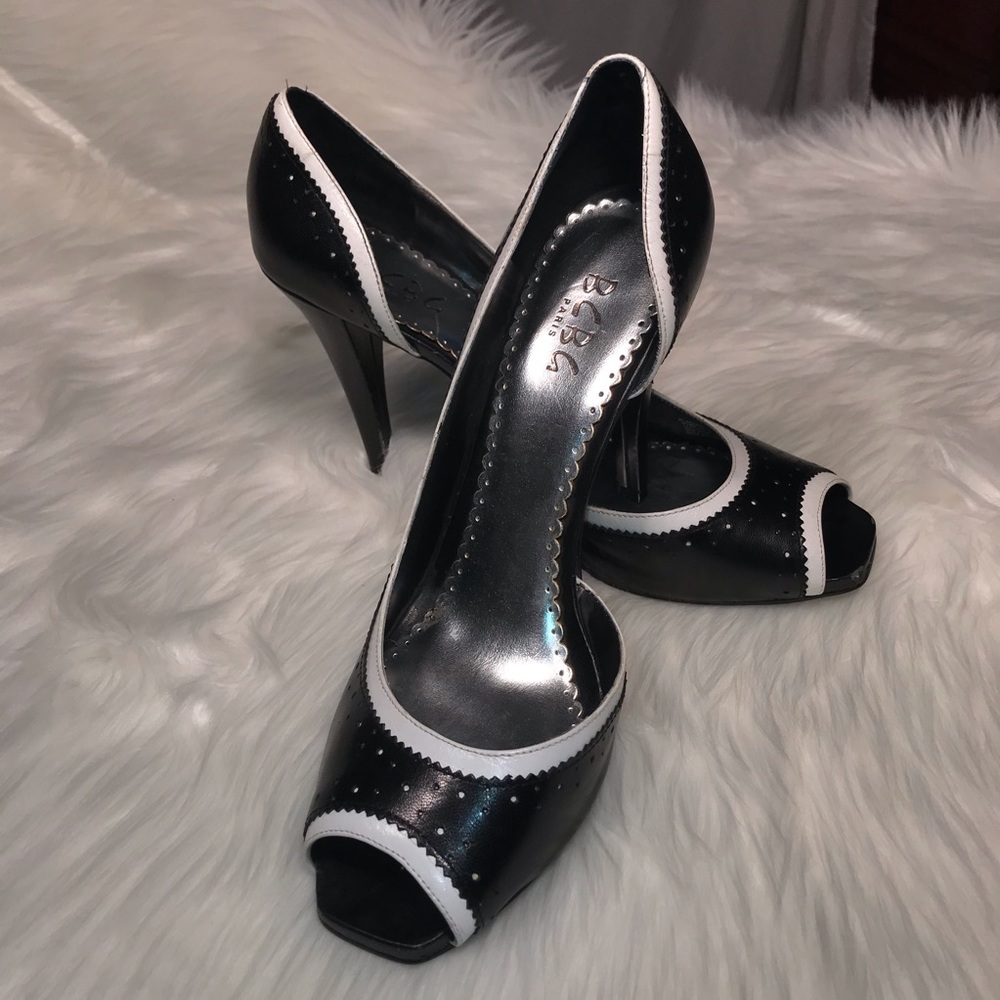 BCBG black and white Regina spectator pump